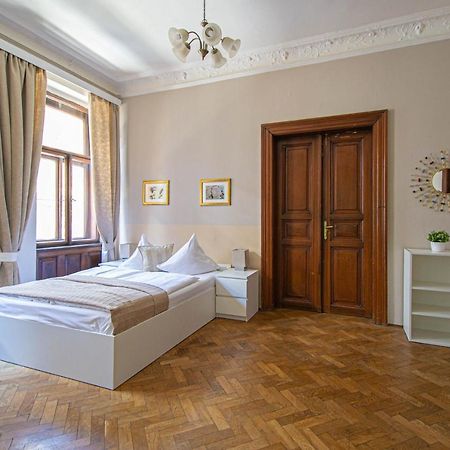 For Celebrations Spacious 3Bdr Apartment With Balcony Praha Eksteriør bilde